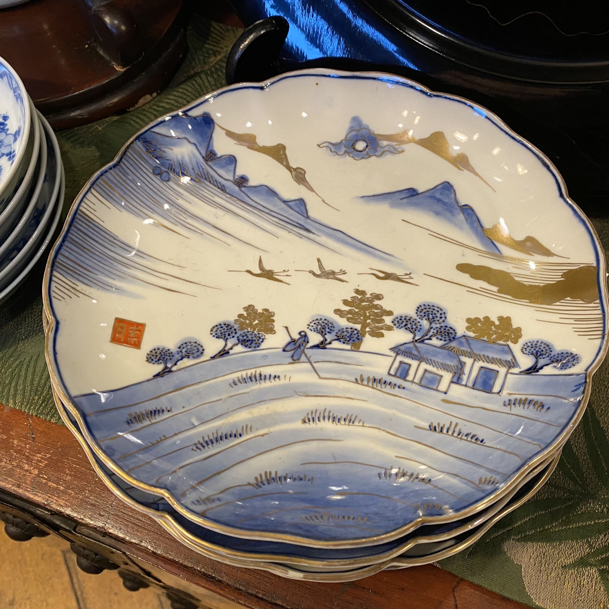 伊万里焼 8寸皿 染付金襴手 風景画、人物、家 明治時代 | Antique 